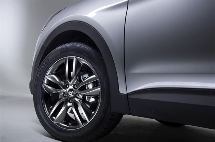 The aggressive styling continues on to the sides with flared wheel arches and new alloy design.